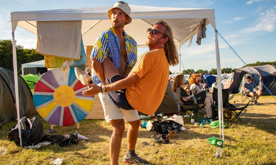 Reportage fra camp-området på Roskilde Festival: ”Vores lykkehjul er en nem måde at skabe kontakt til fremmede mennesker på”