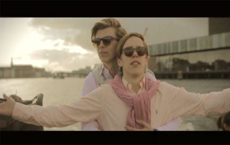 Se video: S!vas’ ghetto-hymne flyttet til velhavernes reservat