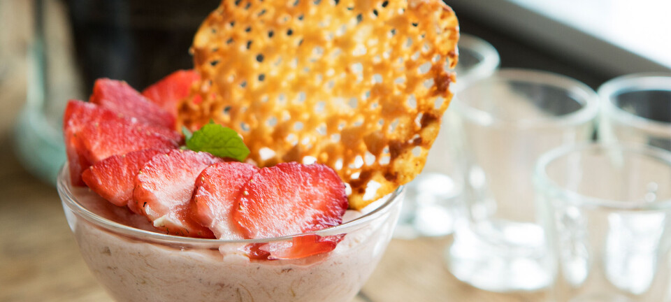Opskrift: Rabarbermousse med blondekage