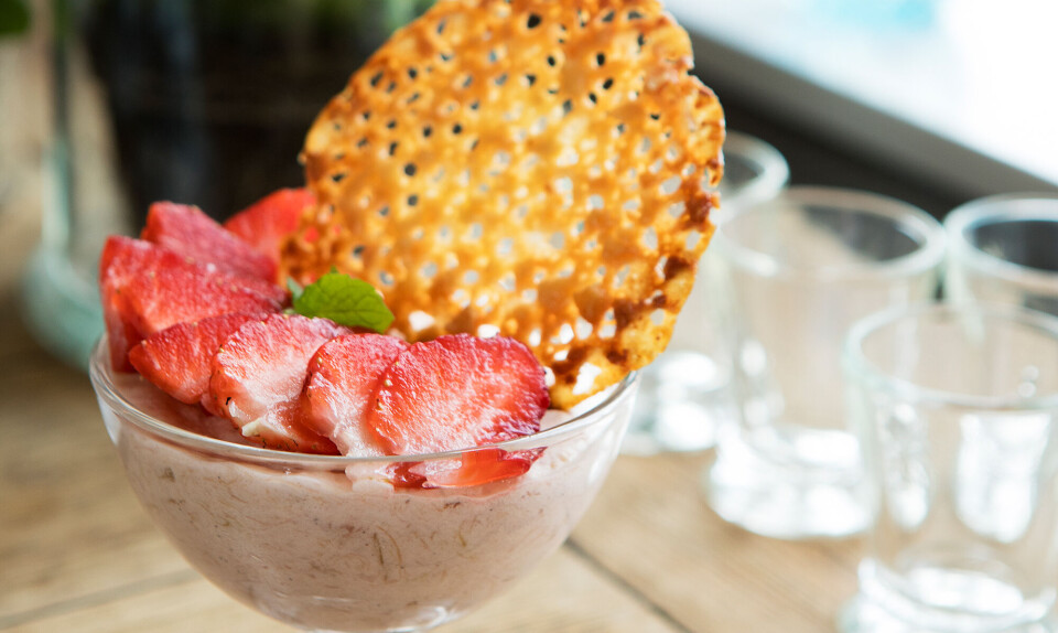 Opskrift: Rabarbermousse med blondekage