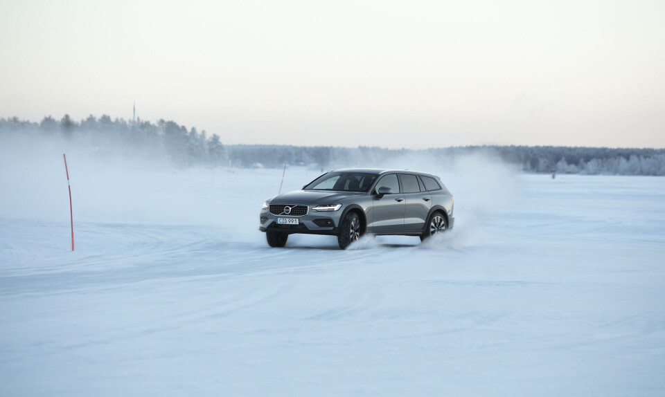 Topkarakter til Volvo Cross Country: ”Jeg har før rost V60 for sine sportslige køreegenskaber, og nu lægger jeg lige et par kilo roser mere på vægten”