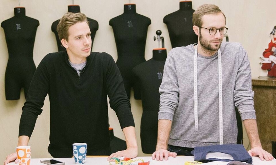 Svensk designerduo laver luksussweatere til halvdelen af markedsprisen: ’Modeindustrien er syg i dag’
