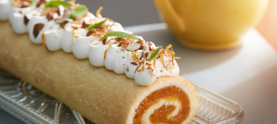 Opskrift: Roulade med abrikoskompot og mandelflødeskum