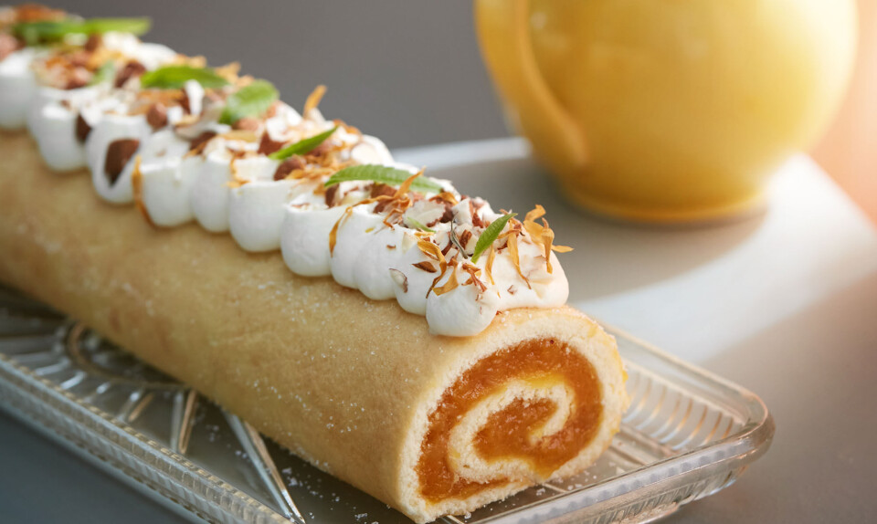 Opskrift: Roulade med abrikoskompot og mandelflødeskum