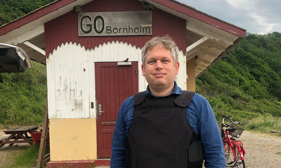 På flugt fra Folkemødet i Rasmus Paludans hvide varevogn