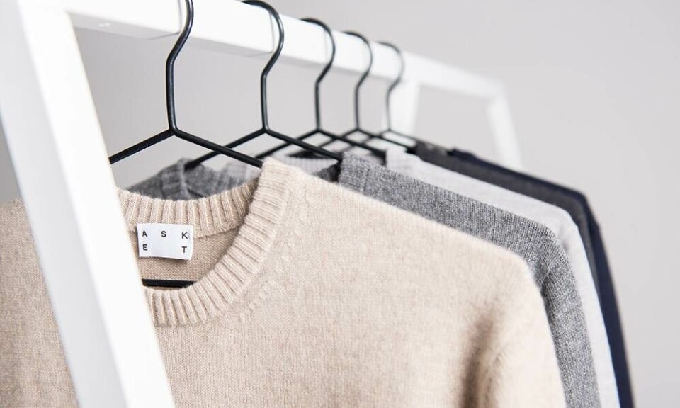 Svensk designerduo laver luksussweatere til halvdelen af markedsprisen: ’Modeindustrien er syg i dag’