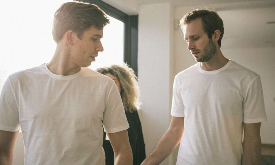 Svensk designerduo laver luksussweatere til halvdelen af markedsprisen: ’Modeindustrien er syg i dag’