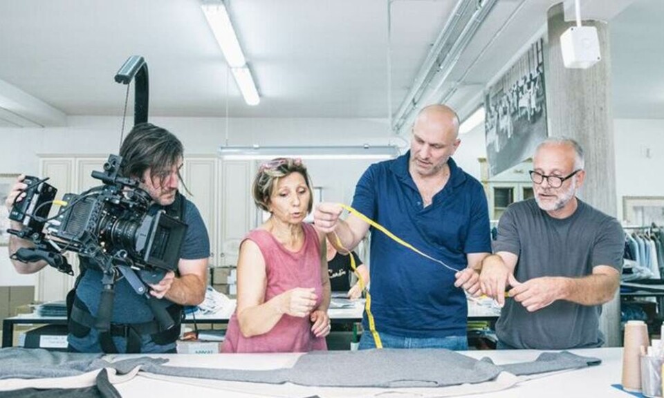 Svensk designerduo laver luksussweatere til halvdelen af markedsprisen: ’Modeindustrien er syg i dag’