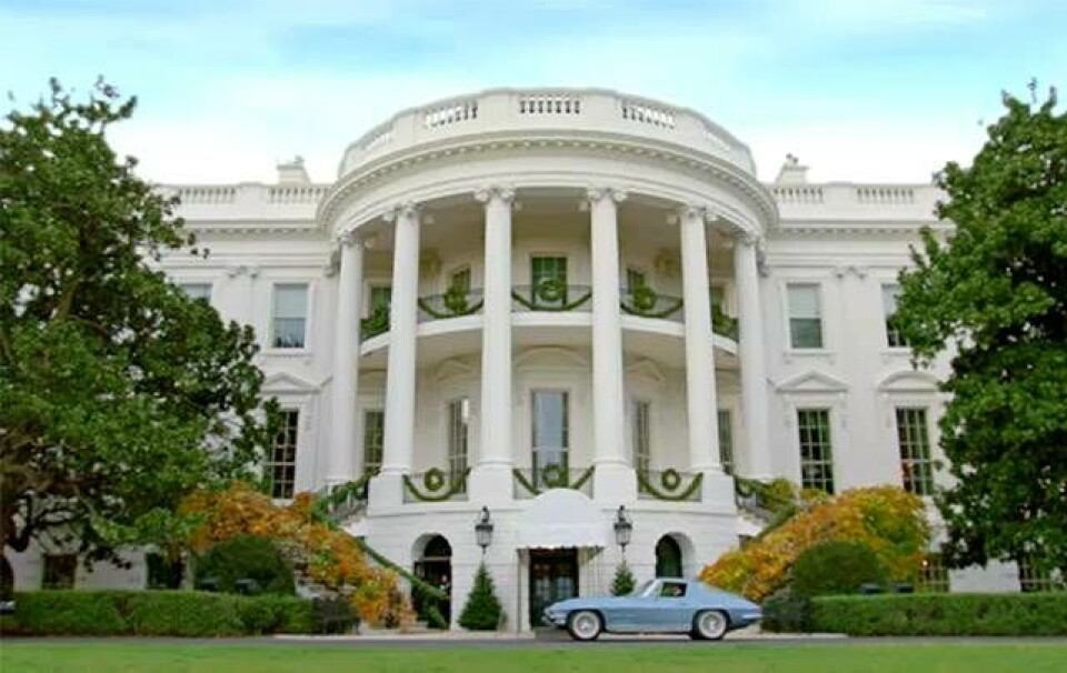 Umage komiker-par: Obama og Seinfeld cruiser i Corvette Stingray