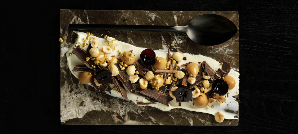 Opskrift: Sådan laver du en enkel dessert med tonkacreme, hasselnød, knust chokolade