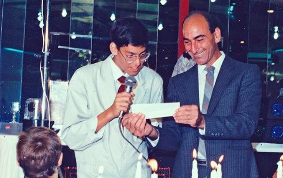 Synagogevagtens far: 'Jeg har været drevet af hævn og har tænkt på drab. Heldigvis har min søn inspireret mig til at gå den anden vej, så jeg hævner mig med godhed'