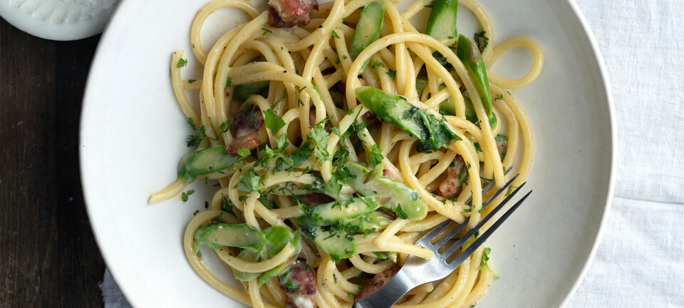 Opskrift: Pasta carbonara med dansk bacon og asparges
