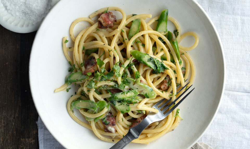 Opskrift: Pasta carbonara med dansk bacon og asparges