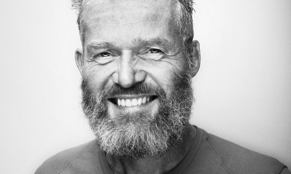 Kunstner John Kørner om lollandske krofester og sin vej ind i kunsten – og om at rette sine 207 centimeter ud