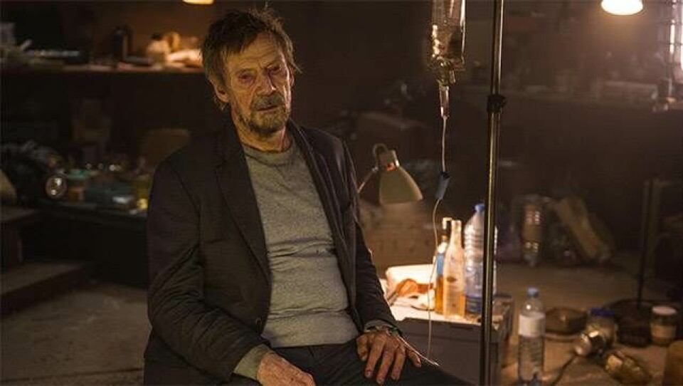 Mr. White donerer sit 007-Omega til nødhjælp