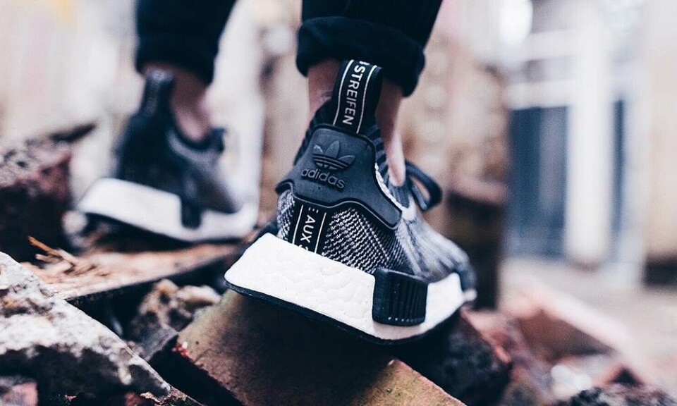 NMD kombinerer teknologier fra adidas-arkivet i en moderne nyfortolkning med toptunet teknologi og primeknit overdel.