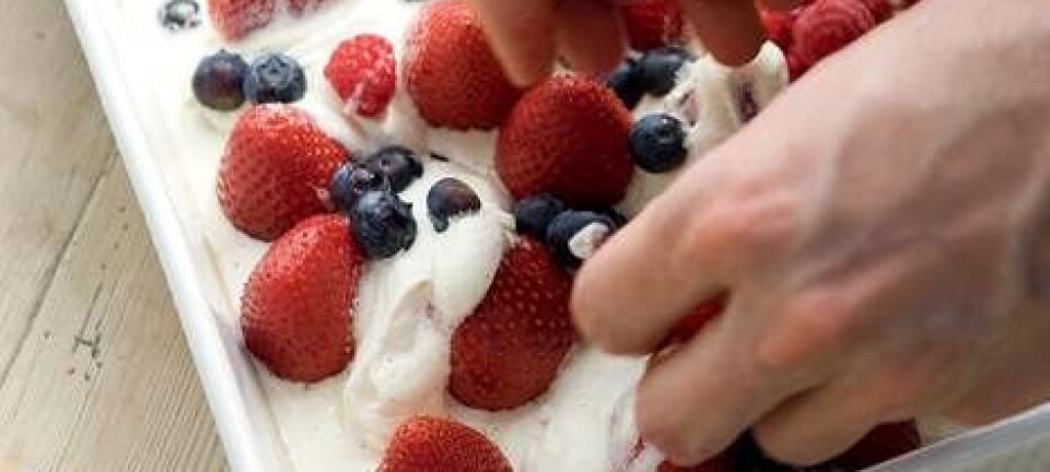 Midsommerdessert med bær og flødecreme