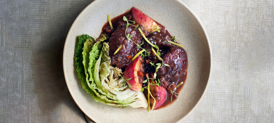 Møre svinekæber med solbærsaft, øl, svesker og æbler