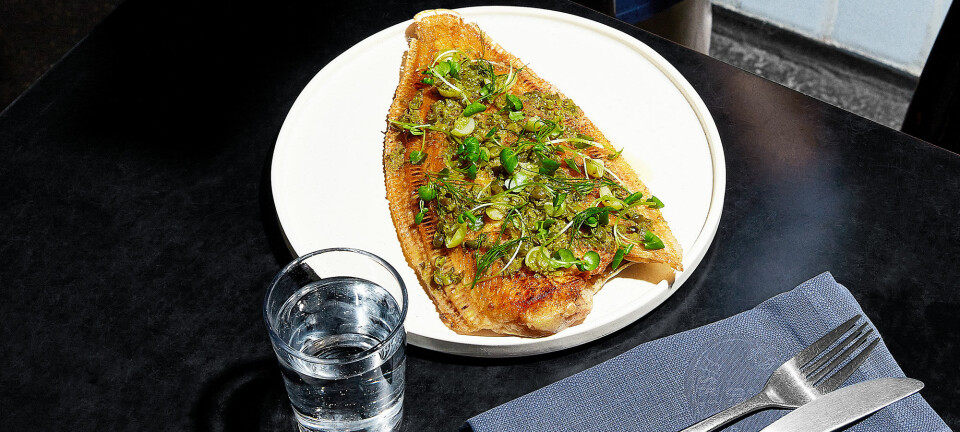 Sådan laver du helstegt fladfisk med brunet smør og kapers som på Kødbyens Fiskebar