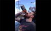 Video: Mand bunder Jack Daniels-flaske – og fortryder