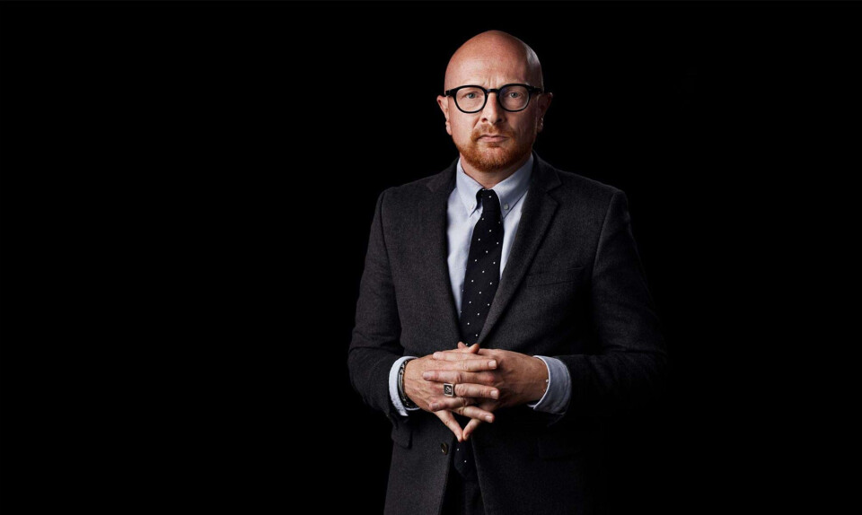 Mads Brügger foragter tidligere S-minister, sover med AirPods i ørerne og har tungekysset med Gud i Mexico