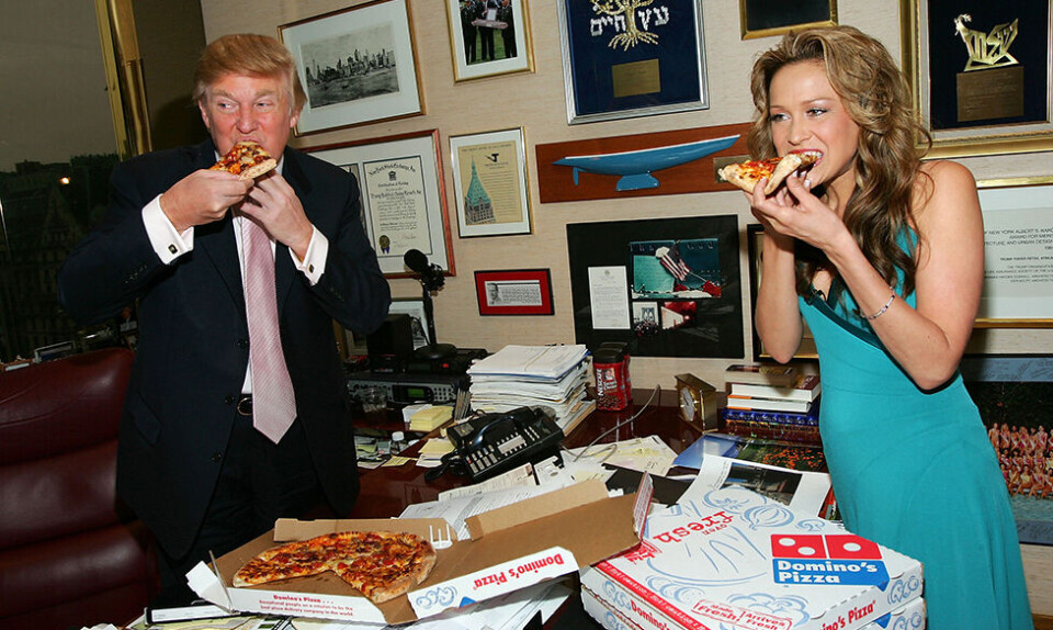 Donald Trump spiser pizza fra Dominos