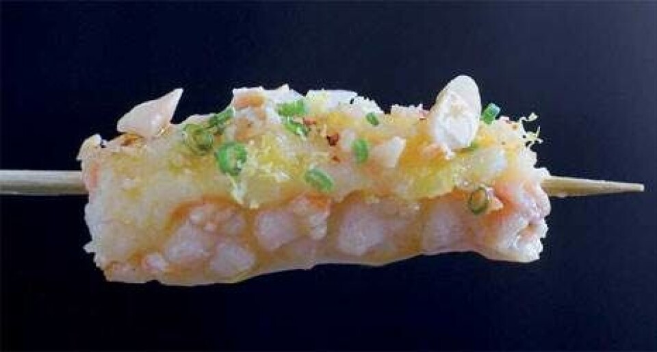 Spyd med jomfruhummerhale, små krydderurter, salt og mandler