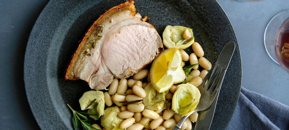 Opskrift: Flæskesteg med hvidløg, citron og urter og cannellini-bønner med artiskokhjerter