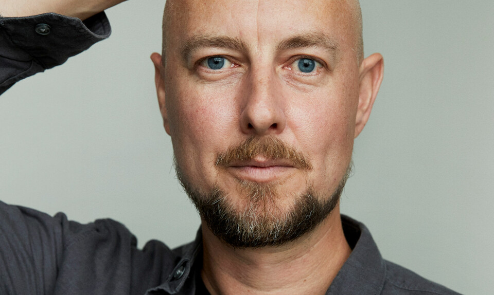 Kasper Nielsen om udformningen af sin satirekarakter Klavs Bundgaard, kunsten at improvisere og om dengang, han blev snavet i gulvet under et serveringsteater