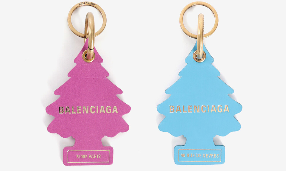 Balenciaga er kendte for at lave kopidrillende designs. Nu bliver de sagsagt af ejerne bag dufttræet til bilen.