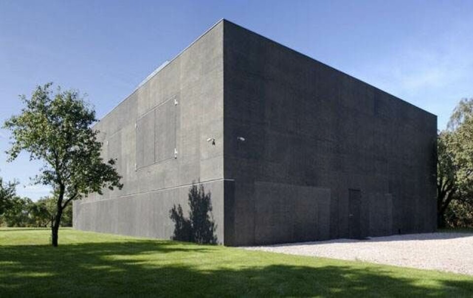 Arkitekttegnet hus gemt bag betonfacade