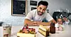 Dessertkok Nikolaos Strangas serverer søde kager
