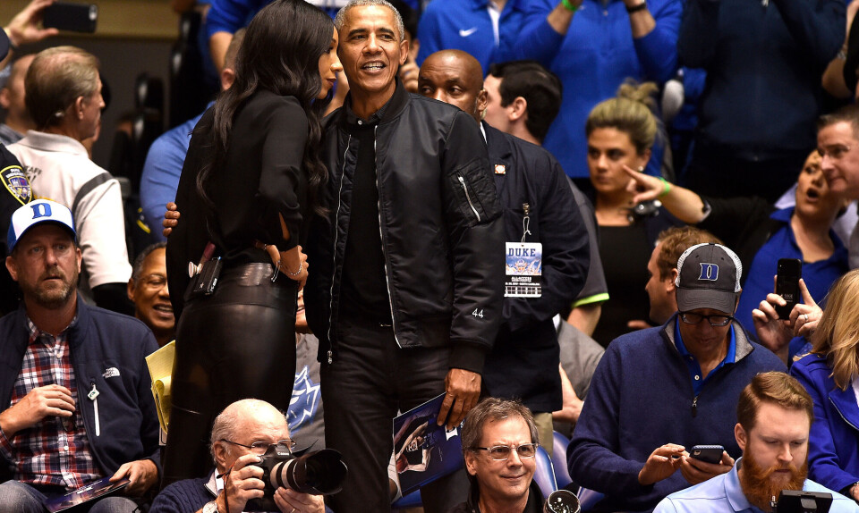 Barack Obama i en bomberjakke, der er blevet populær.