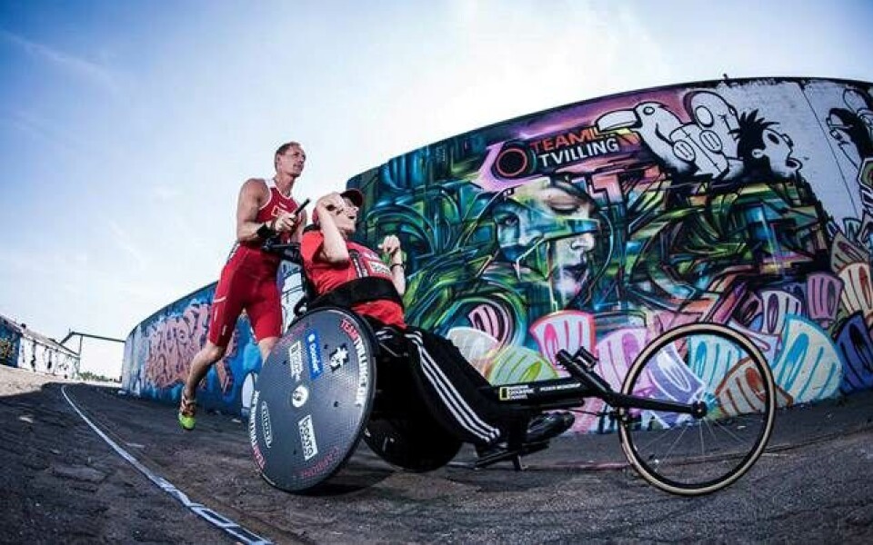 Spastisk sportsmand gennemfører triathlon med sin tvilling