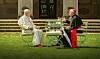 Veteranerne Anthony Hopkins og Jonathan Pryce har fantastisk kemi som umage makkerpar i traileren til ’The Two Popes’