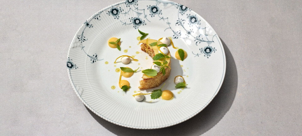 Glem alt om de tørre, færdigpakkede gule kager: Denne citronmåne med kys og lemoncurd er helt eminent