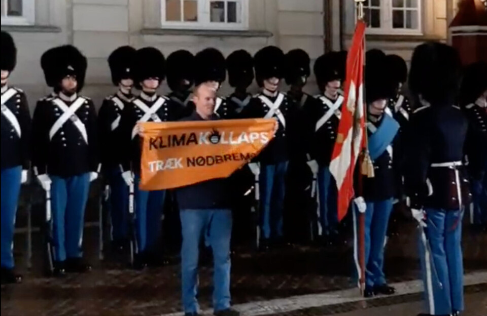 Lukas kom i tv-fokus efter Dronningens chok-tale. Ødelagde han et historisk øjeblik? Lukas kom i tv-fokus efter Dronningens chok-tale. Ødelagde han et historisk øjeblik?
