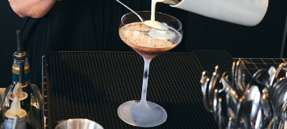 Det her er den mørkeste drink, du kan byde dine gæster denne vinter. Og nok også den mest velsmagende