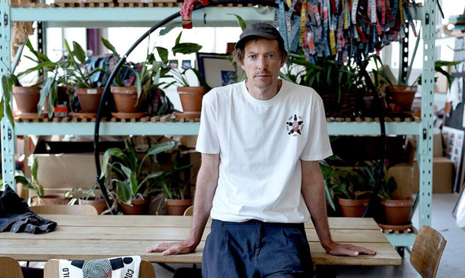 Henrik Vibskov designer T-shirt til fordel for Dansk Flygtningehjælp
