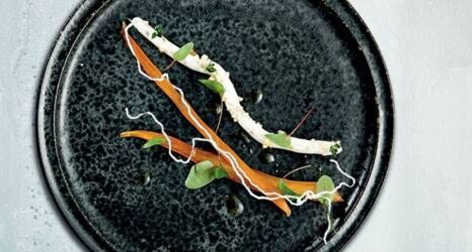 Kandiserede skorzonerrødder med nøddemousse, citrontimian og friterede risnudler