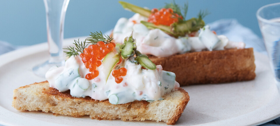 Sådan laver du skagentoast med asparges og ørredrogn