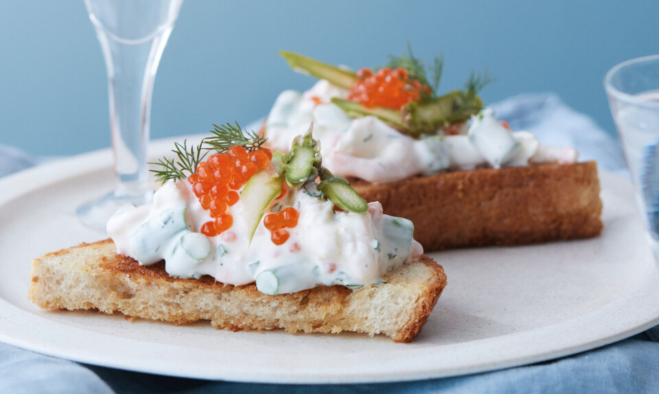 Sådan laver du skagentoast med asparges og ørredrogn