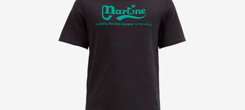 Martine Rose ”låner” Carlsbergs logo til ny t-shirt