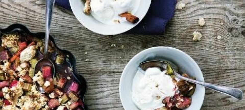 Rabarbercrumble med marcipan og havregryn