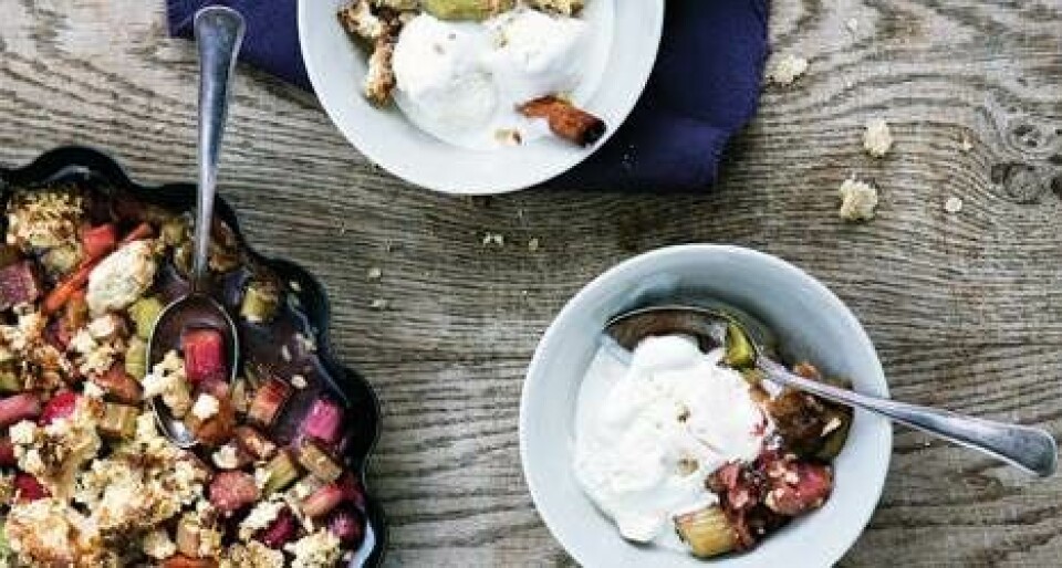 Rabarbercrumble med marcipan og havregryn