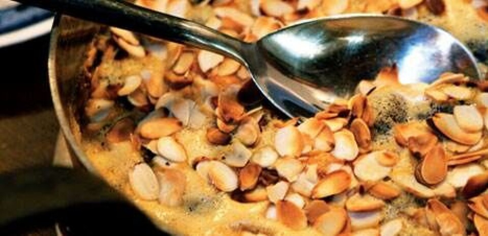 Syltede blommer med legeret creme