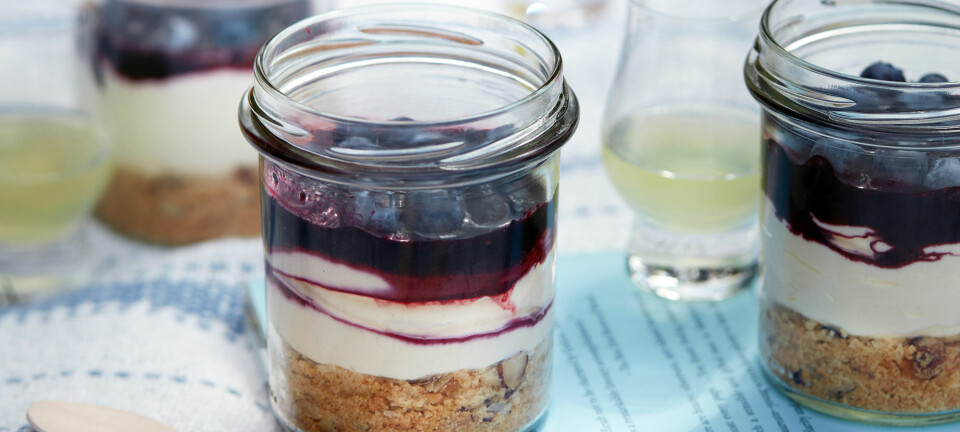 Opskrift: Cheesecake-mousse med limoncello og blåbær