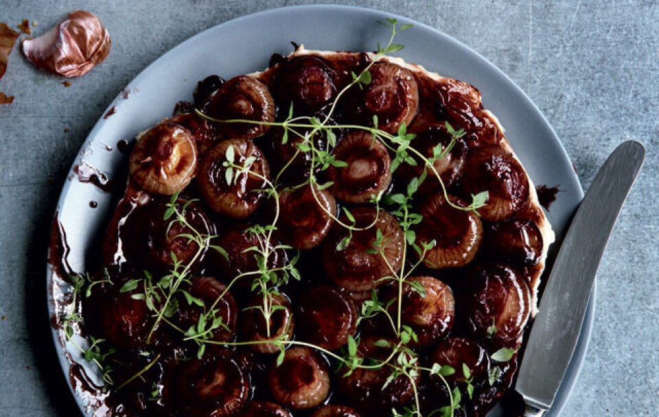 Opskrift på tarte tatin med karamelliserede skalotteløg