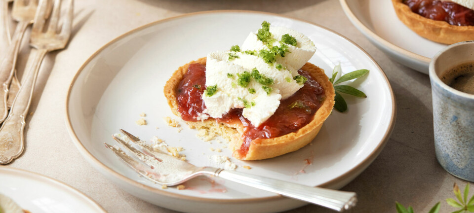 Opskrift: Små rabarbertærter med skovmærkesukker og flødeskum