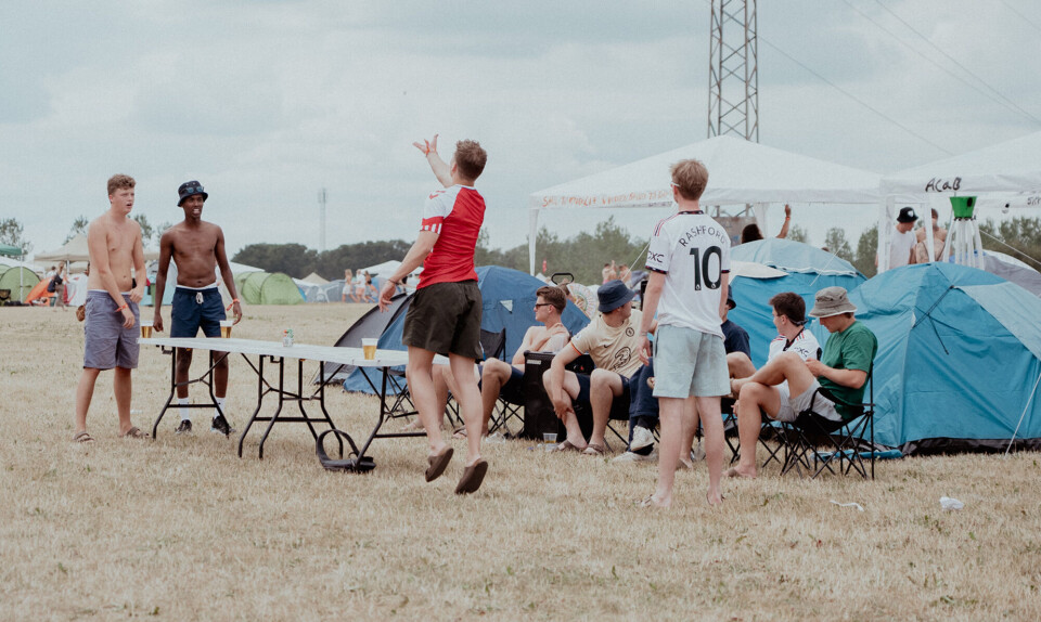 Hvorfor går alle på Roskilde Festival i fodboldtrøjer?